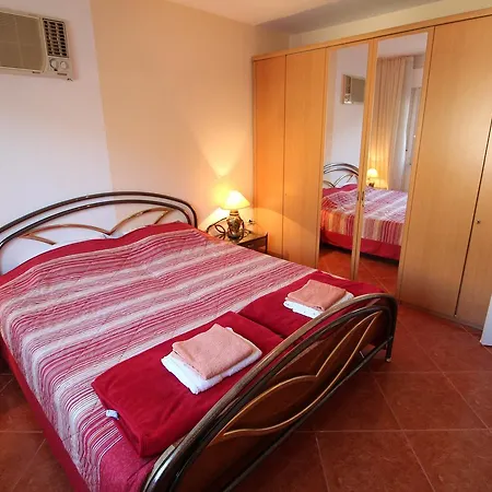 2Bd Kalamper Vista Apt With Sea Views And Shared Pool Villa *