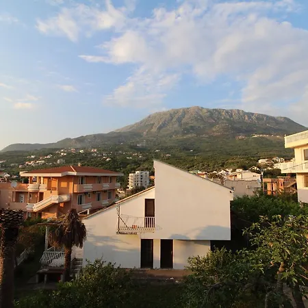 2Bd Kalamper Vista Apt With Sea Views And Shared Pool