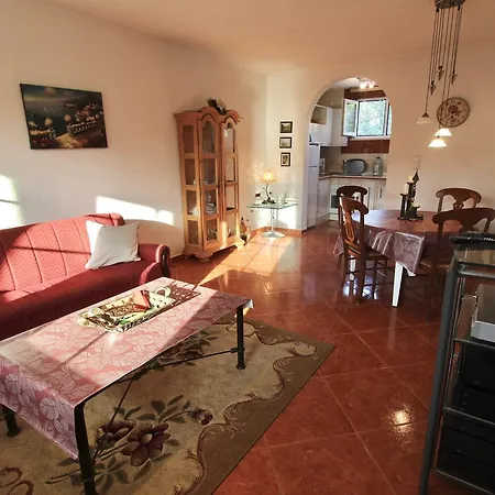 Villa 2Bd Kalamper Vista Apt With Sea Views And Shared Pool